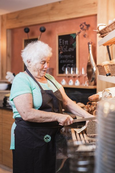 La nonna prepara la colazione 1