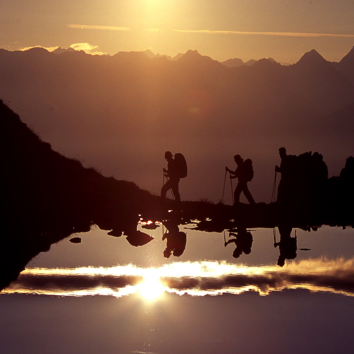 serfaus-fiss-ladis-wanderung-mit-sonnenuntergang-c-www-lightwalk-de.jpg